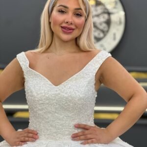 فستان زفاف أبيض ملاك