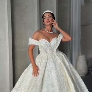 فستان زفاف أبيض