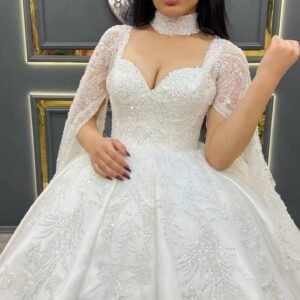 فستان عرائسي مع قبة